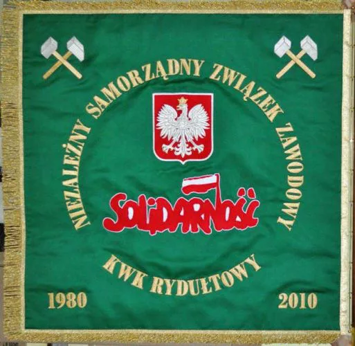 Sztandary związkowe: jedność i solidarność w symbolu 7 sztandary_nszz_rydultowy